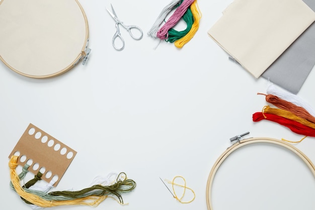 atelier broderie cu mese de lucru